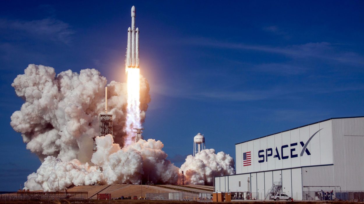 SpaceX La empresa que revoluciona la carrera espacial JAM Tech